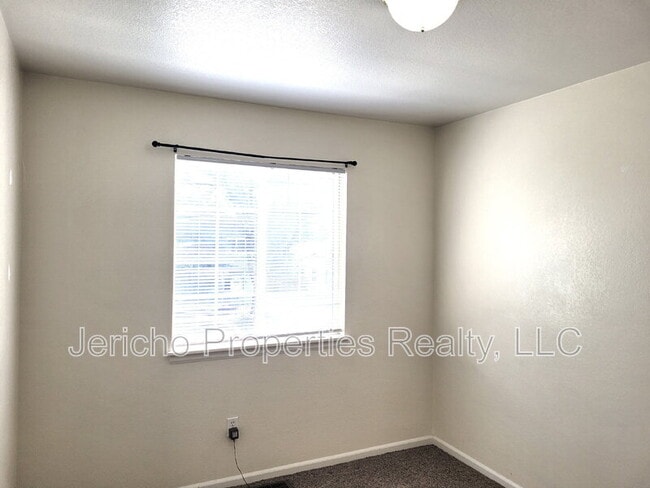 Photo - 5215 Dudley St