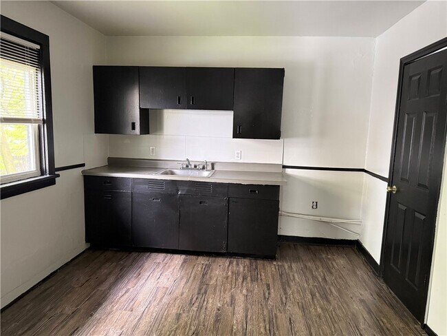 Photo - 865-869-869 Clifford Ave