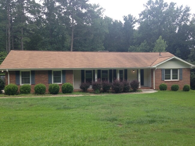 Building Photo - **ASK HOW YOU CAN MOVE IN WITH NO SEC. DEP.**105 Timberlane Trl: 3BD, 2BA brick ranch on level lo...