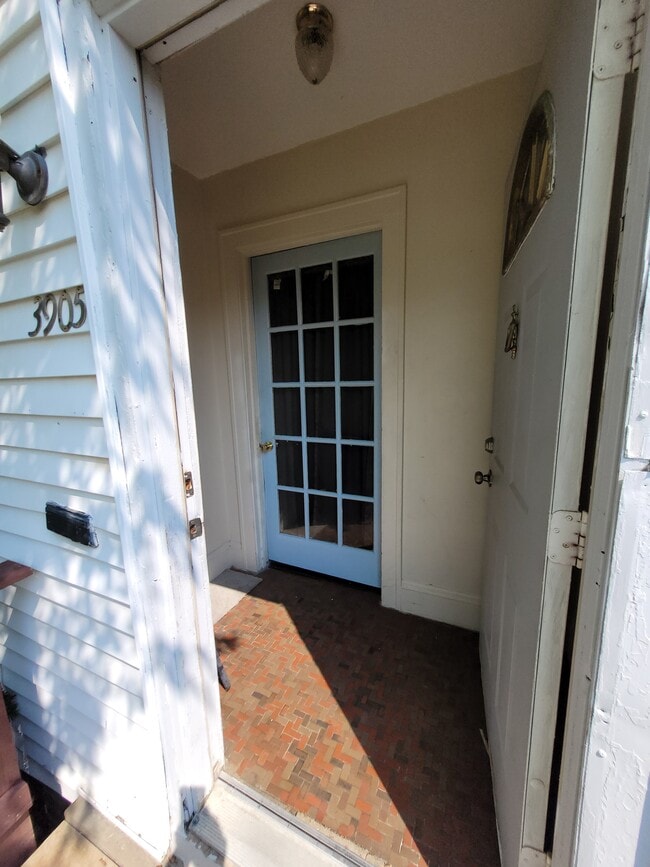 Entry, 2nd door - 3905 E Antisdale Rd