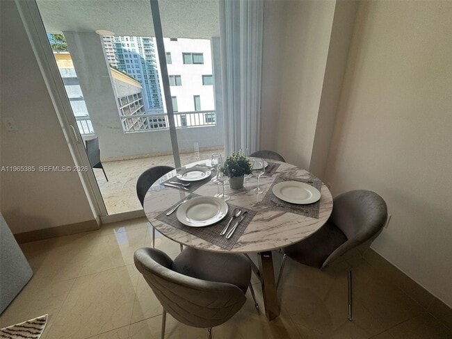 Photo - 170 SE 14th St Unidad 1108