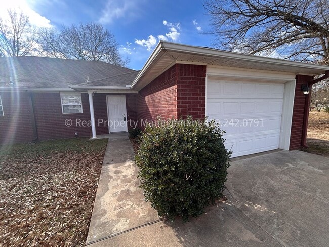 Building Photo - 207 H St