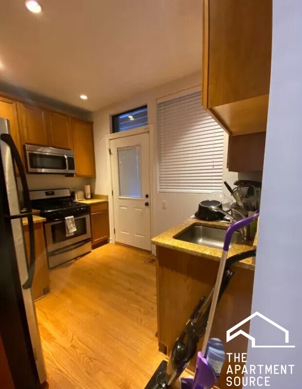 Building Photo - 3433 N Lakewood Ave Unit 3