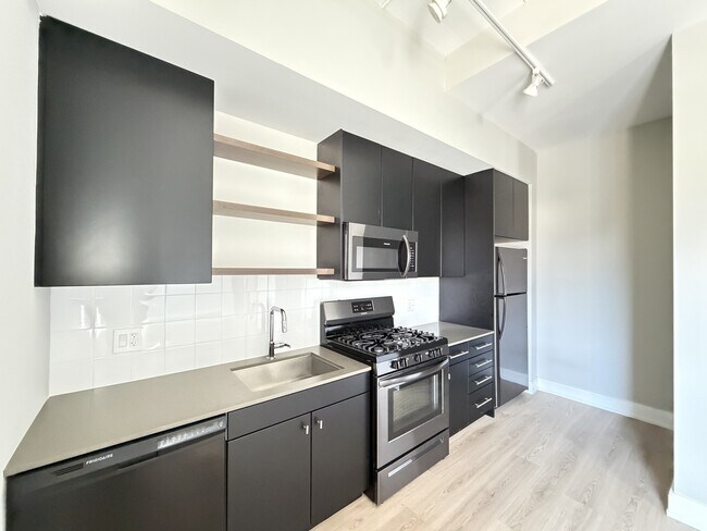 941 W Belmont Ave Unit 105