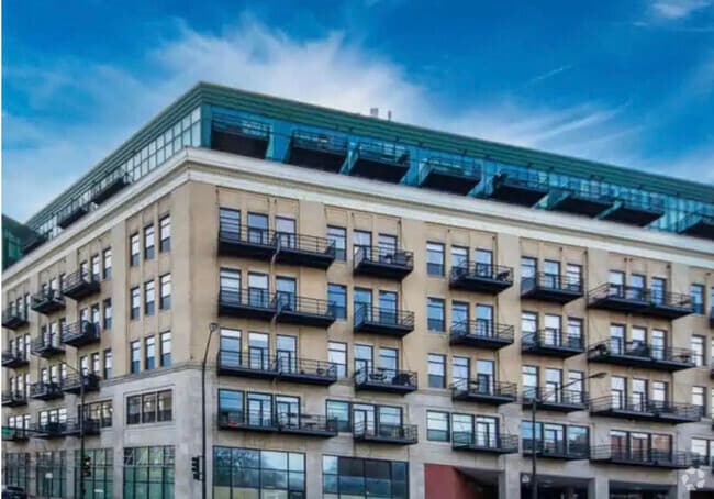 Building Photo - 1645 W Ogden Ave Unit 430 Rental
