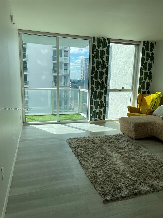 Photo - 253 NE 2nd St Unidad 2304