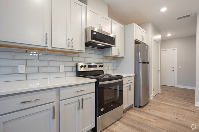 1BR, 1BA - 688SF - Kitchen