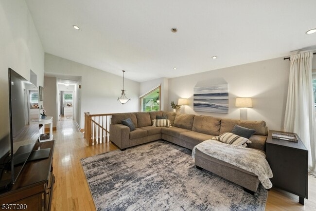 Photo - 31 Crescent Dr