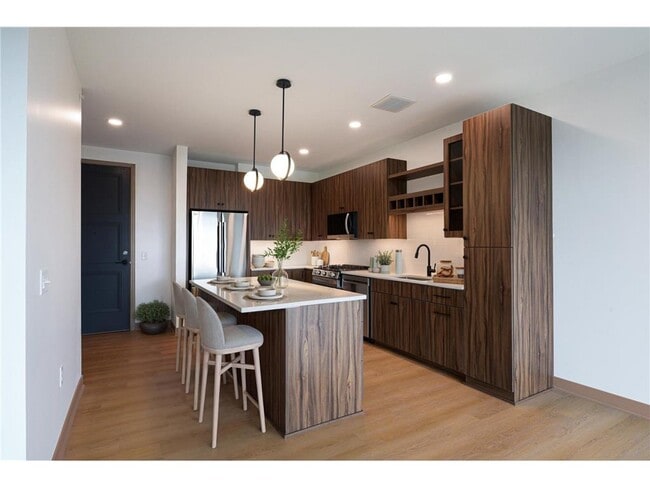 Building Photo - 640 Wisconsin Ave N Unit 634