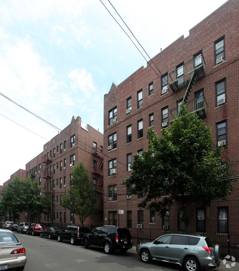 Photo - 60-40 Madison St