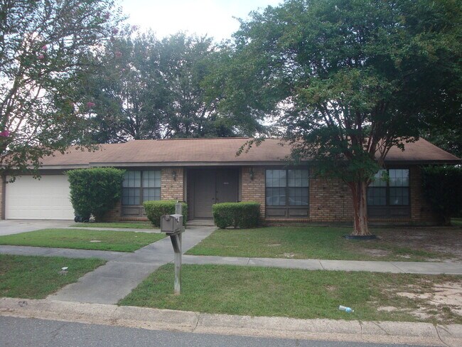 Building Photo - 1504 Coach St Rental