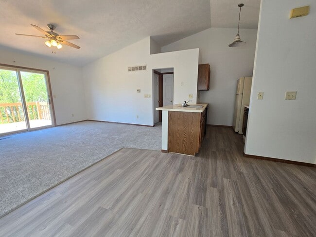 Photo - 3 Bedroom 2.5 Bathroom Duplex in Bloomington