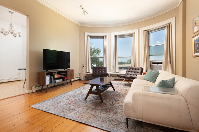 Photo - 60 Charlesgate W Unit 2C