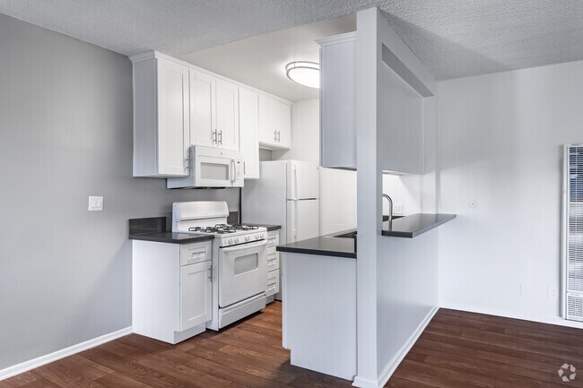 1BR, 1BA - 750 SF - #201