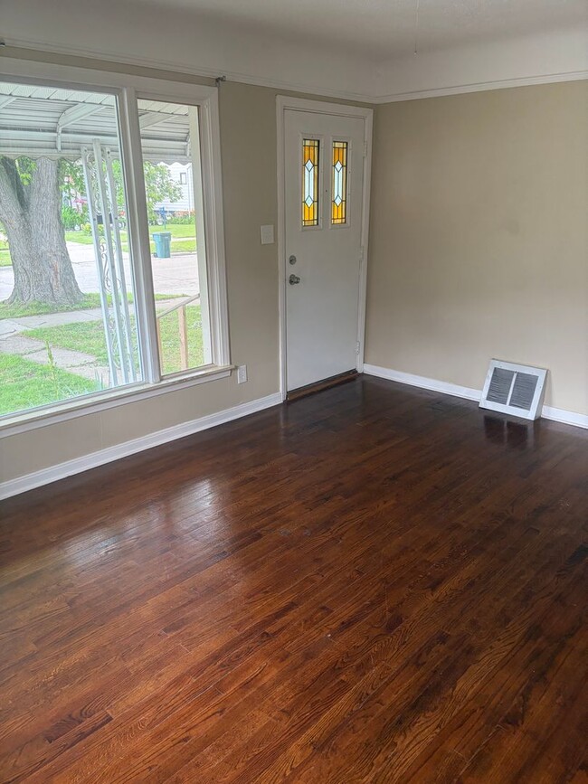 Photo - 2 bedroom house Ranch with basement and garage