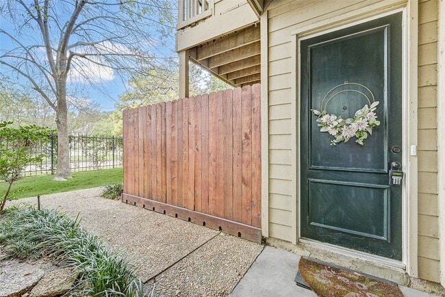 Building Photo - 2100 Tanglewilde St