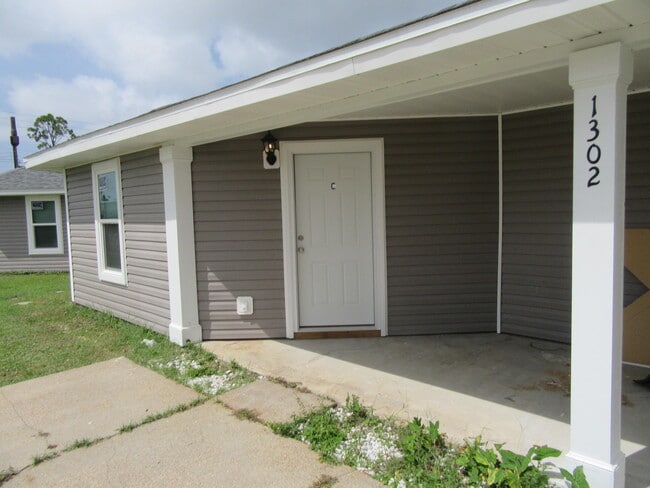 Building Photo - 1302 Grace Ave Unit C Rental