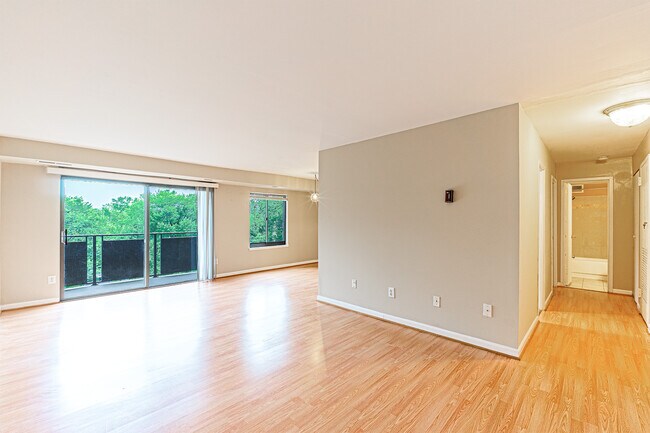 Photo - 3101 S Manchester St Unidad 620