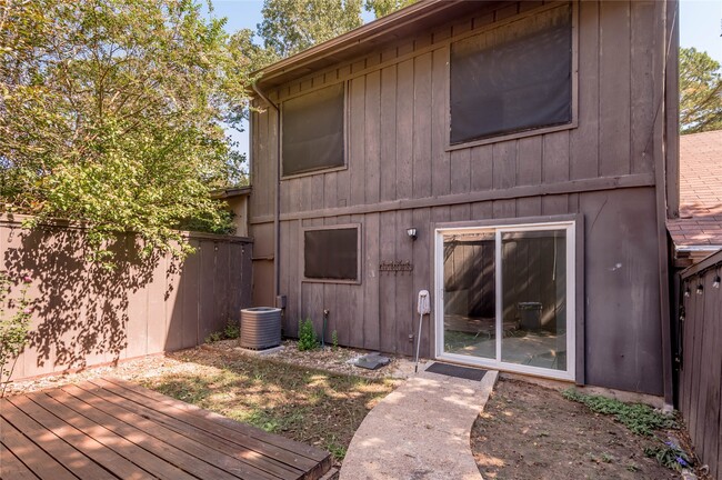 Building Photo - 502 Hickory Dr