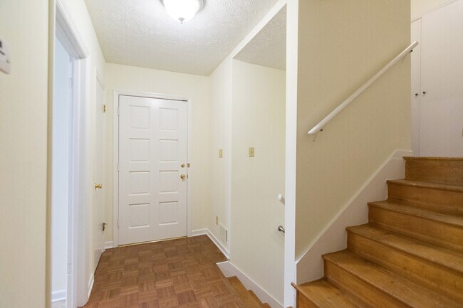 Photo - 140 Saxon Woods Dr