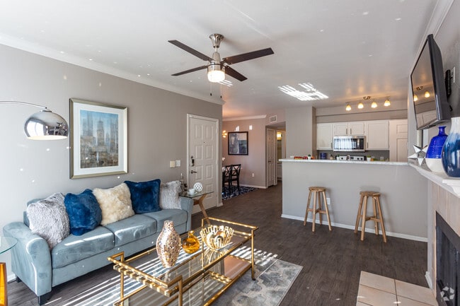 2BR, 2BA - 1051 SF