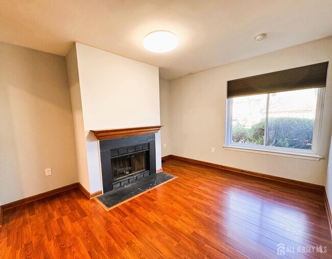 Photo - 160 Thoreau Dr