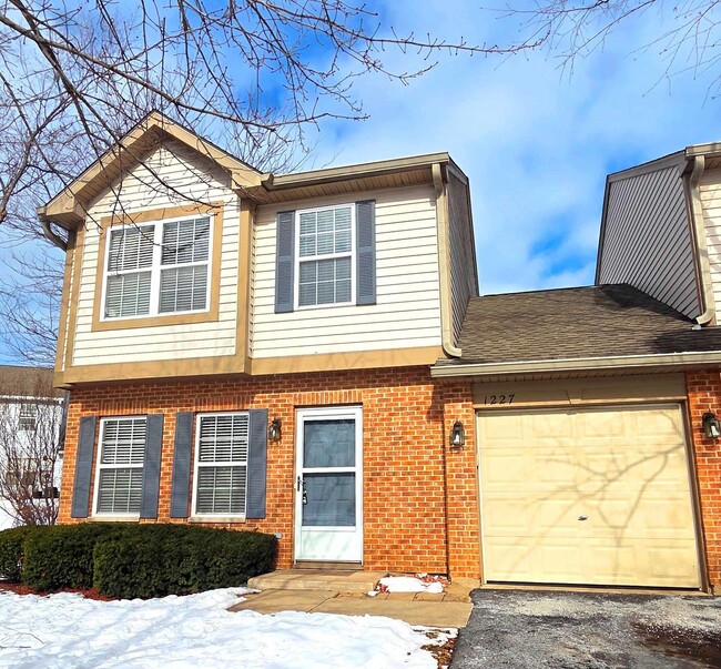 Building Photo - 1227 N Village Dr