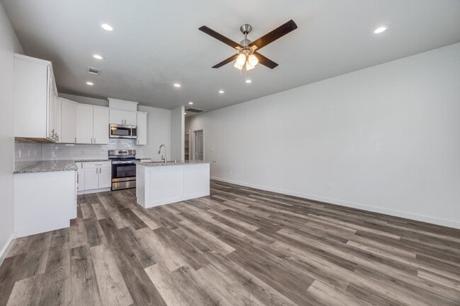 Photo - 3-Bed Home with Fenced Yard & Attached Garage in Sunny Side – Denison