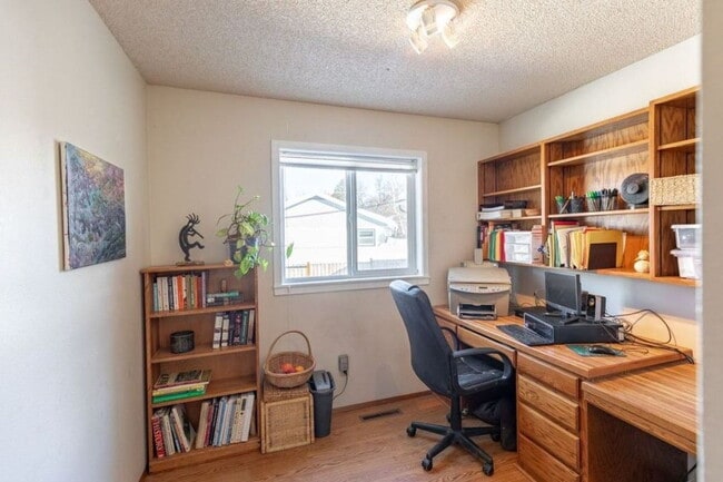 Photo - Spacious 4 Bed / 3 Bath Near Downtown with Two Master Bedrooms!