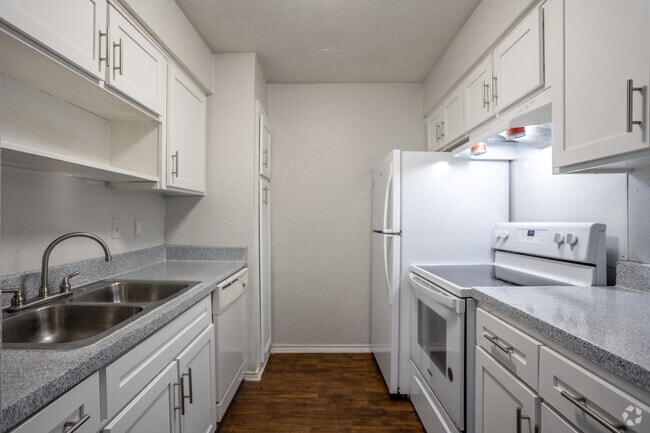 1 habitación, 1 baño - 690 pies cuadrados - Cocina - Forest Park Village