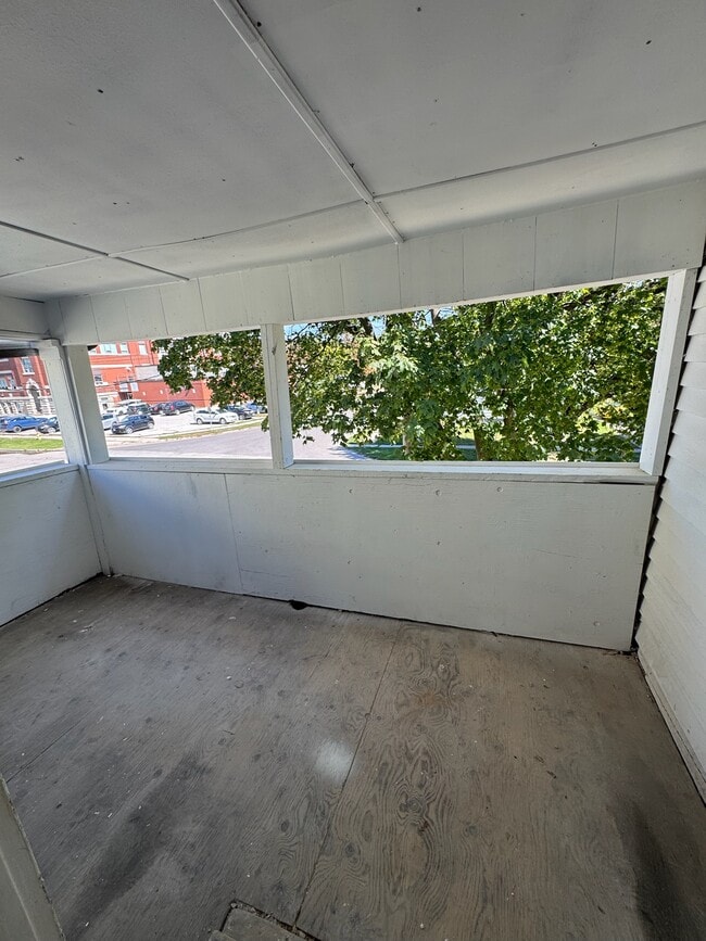 Building Photo - 165 College Ave N Unit 1