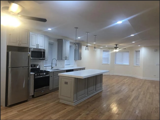 Building Photo - 2505 N Hamlin Ave Unit BSMT Rental