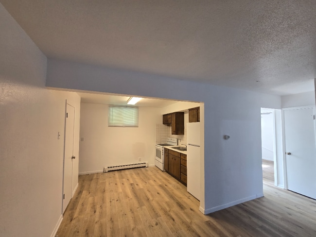 Building Photo - 704 E 14th St Rental