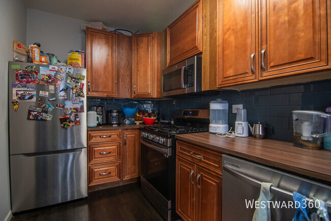 Building Photo - Sunny & Bright 2 Bed / 1 Bath Rental with ... Unit 3