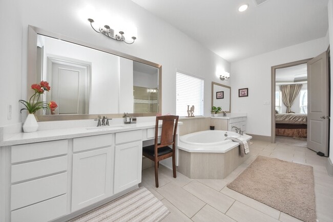 Building Photo - 1911 Sapphire Pines Ln