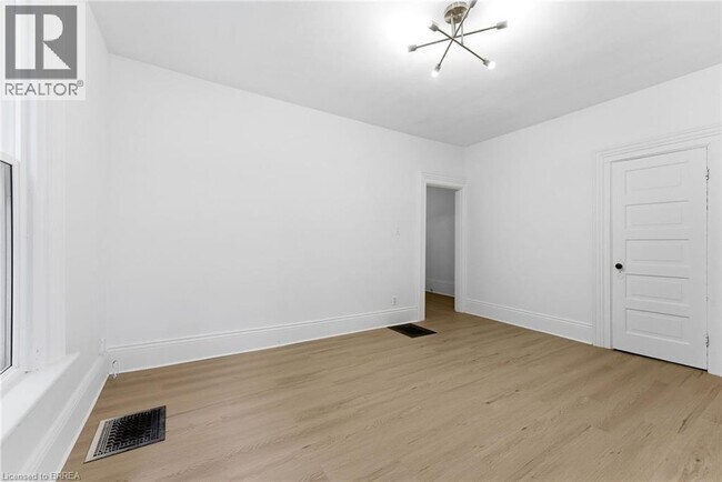 Photo - 176 Darling St