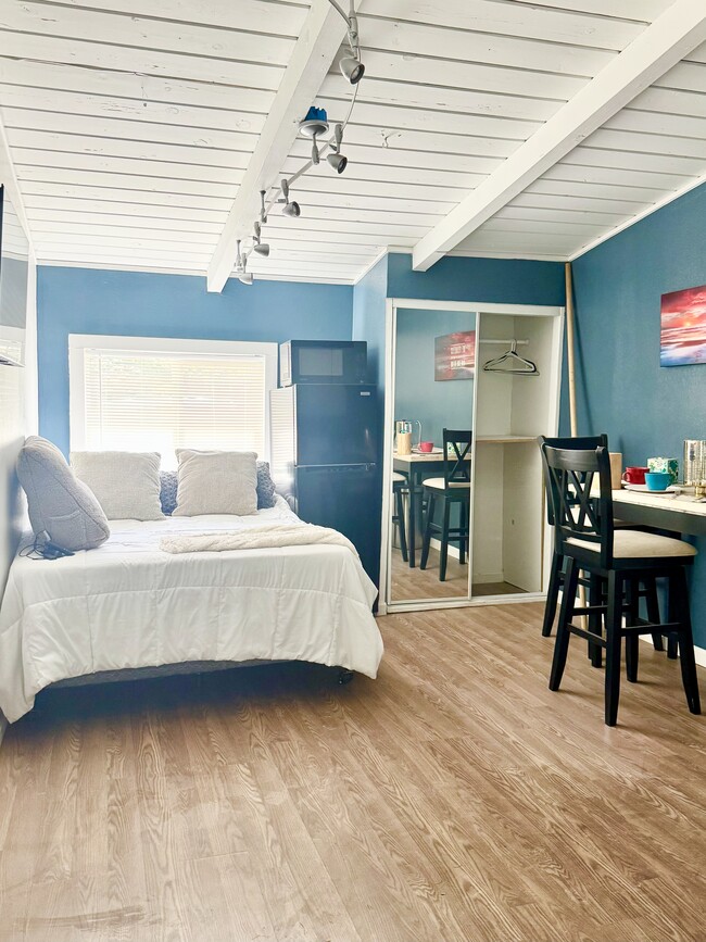 Building Photo - 6015 N Alturas Ave