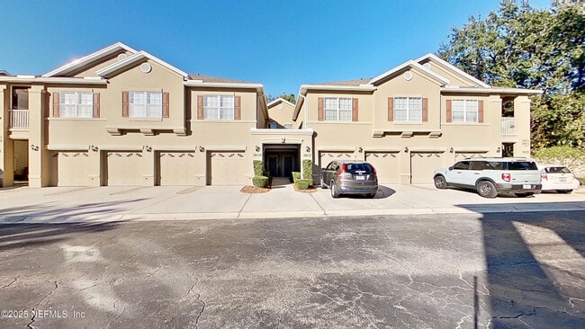 Building Photo - 3907 Summer Grove Way N Unit 20