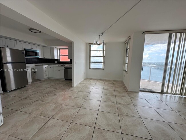 Building Photo - 1351 NE Miami Gardens Dr Unit 906E