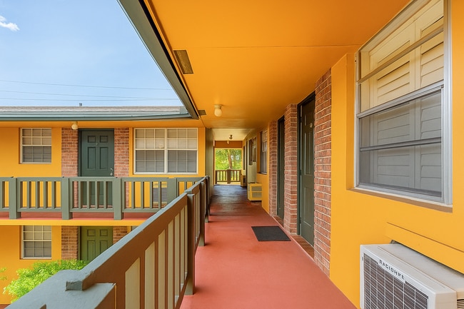 Building Photo - 1702 McKinley St Unit 6