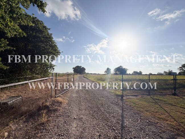 Photo - 633 Moseley Rd