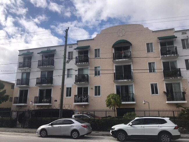 Building Photo - 400 SW 2nd St Unit 201
