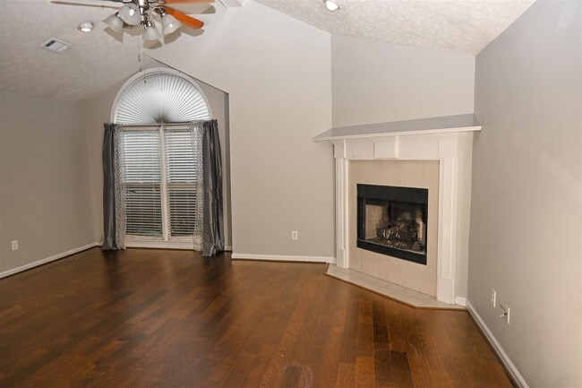 Photo - 332 W Pine Dr