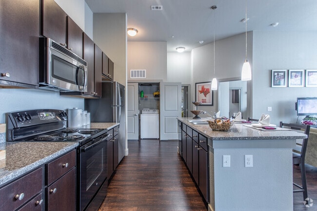 4 BR, 4 BA - 1378 SF - Domain Northgate