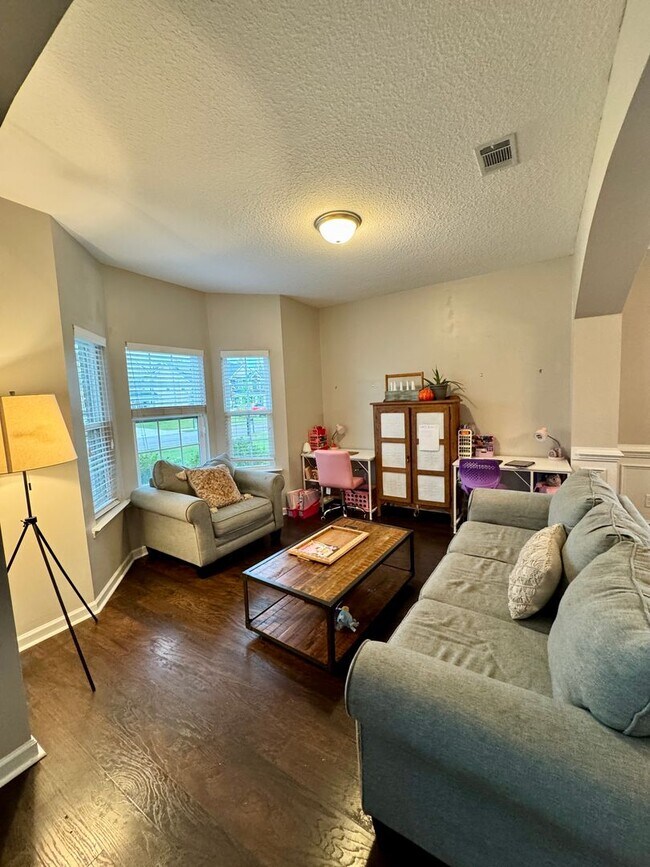 Photo - 674 Red Oak Ln