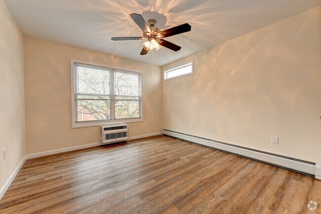 1BR, 1BA - 750 SF - Bedroom