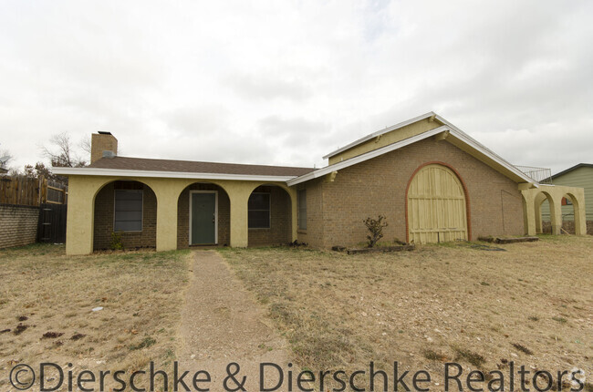 Building Photo - SPACIOUS & CUTE 2 bedroom 2 bath townhouse...