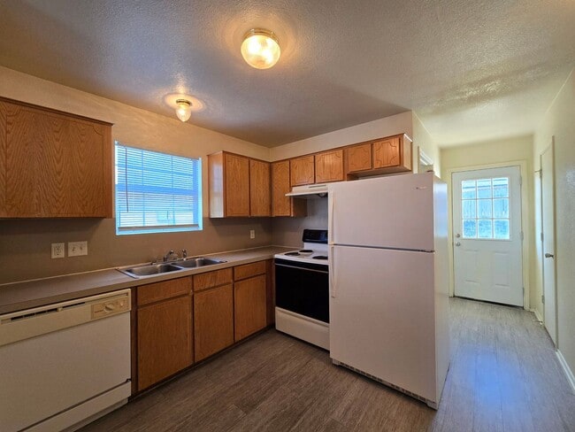 Photo - AVAILABLE NOW! Unidad 3406 Zephyr Rd -  A