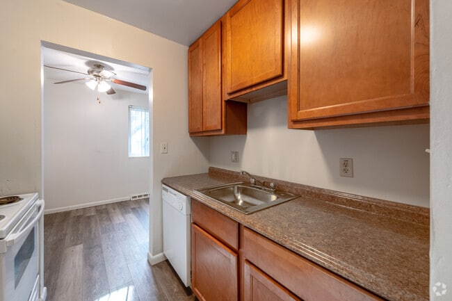 2HAB, 1,5BA - 675SF - Euclid Terrace - Deegan Management