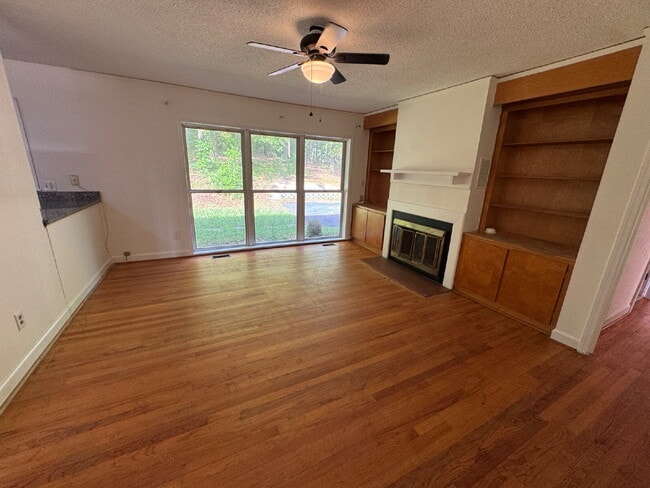 Photo - 4 bed & 3 full bath - Perfect for families and students